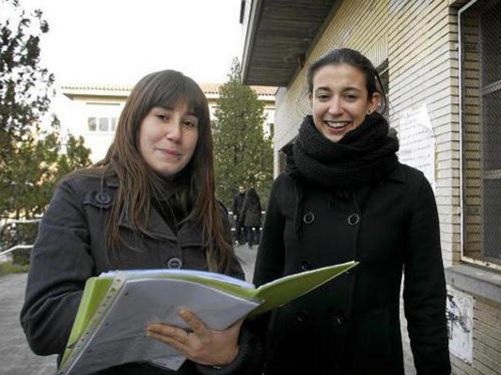 Lucía Herrer y Mar Condor, ayer a la salida de la sala de estudio del pabellón de Filología