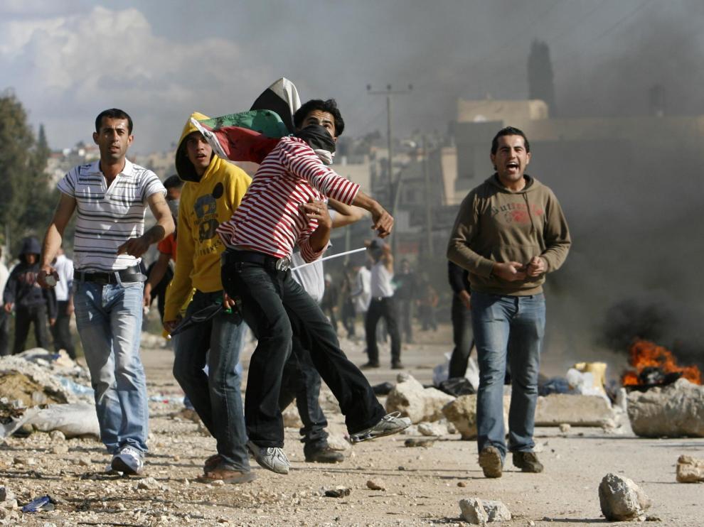 Jóvenes palestinos atacan con piedras a las tropas israelíes