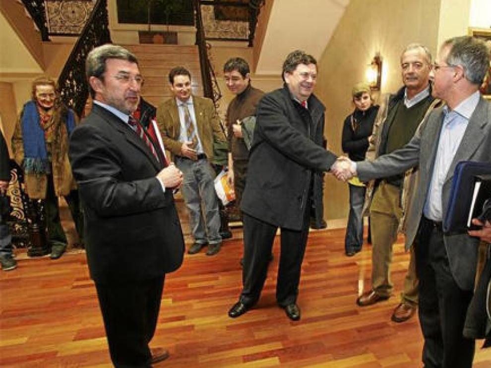 El alcalde de Teruel, en primer plano, y a su lado, el rector de la Universidad de Zaragoza
