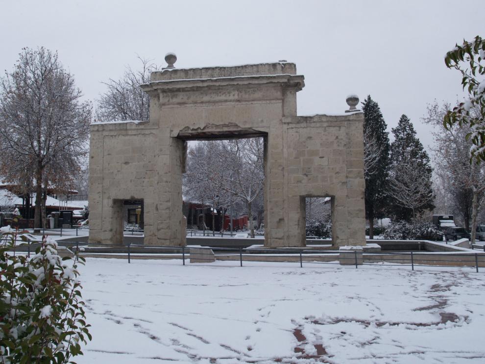 Juan Garcia Vicente muestra la caída sobre la réplica de la Puerta del Carmen que hay en la Casa de Campo de Madrid
