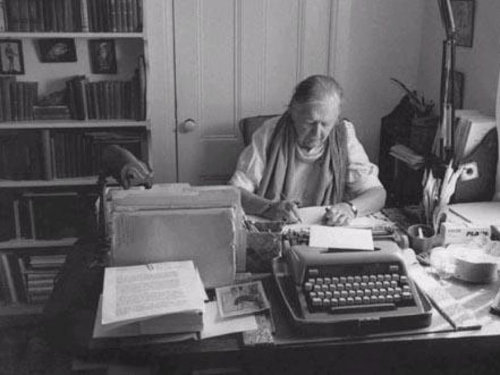 Margerite Yourcenar, trabajando en una imagen de archivo