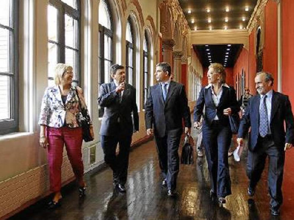 Por la izquierda, la vicerrectora Pilar Zaragoza y el rector Manuel López. Por la derecha, el director general de Enseñanza Superior, Jesús Jiménez, y la consejera de Universidad, Pilar Ventura.