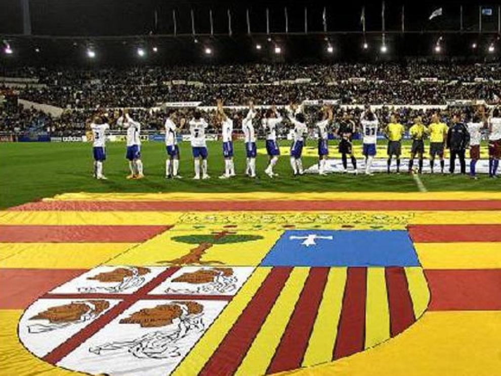 Real Zaragoza y SD Huesca saludan a sus aficiones en el derbi que tuvo lugar en La Romareda en diciembre.