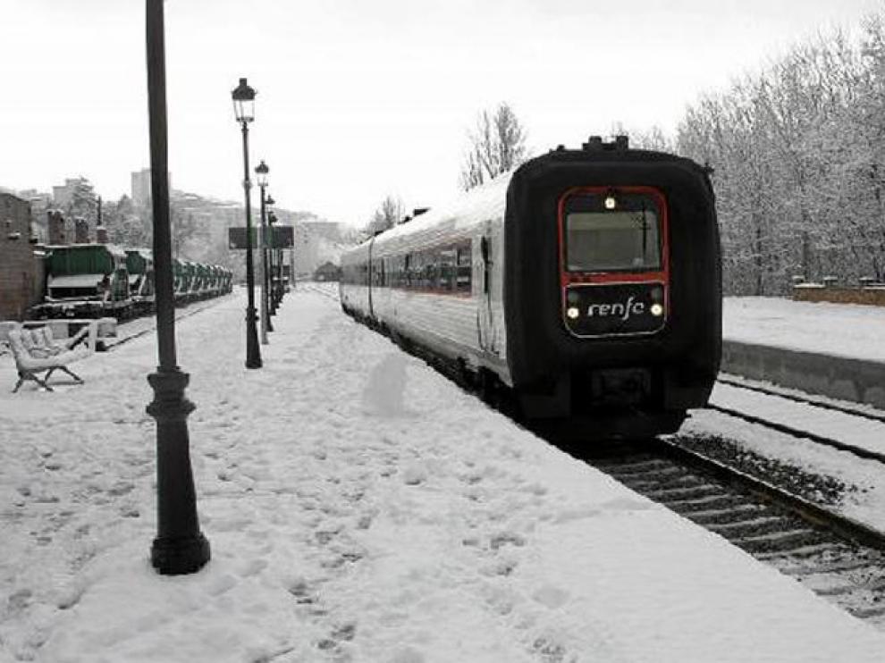 Un tren hacía su entrada ayer por la mañana en la estación de Teruel procedente de Valencia.