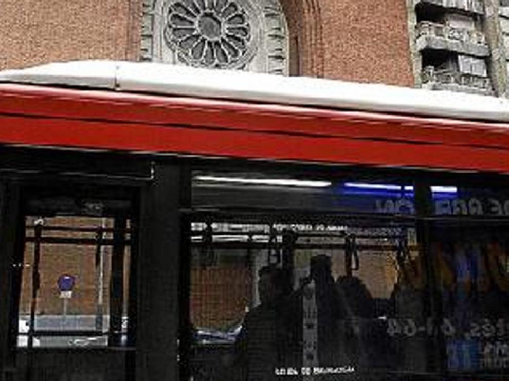 Los autobuses llevan anuncios en la trasera y los laterales.