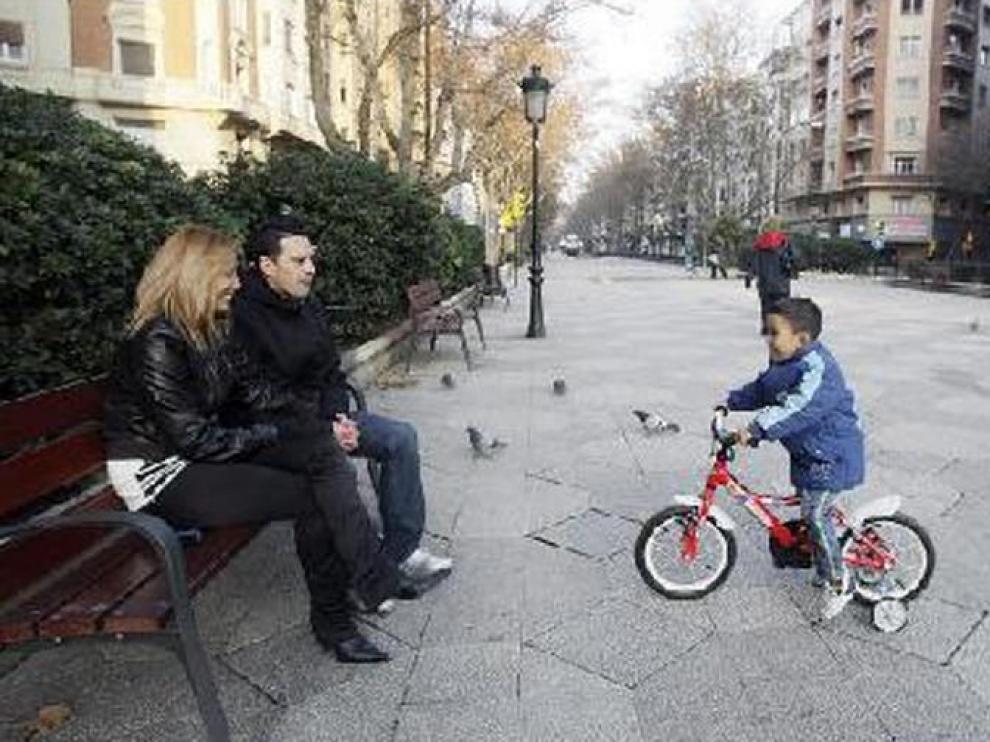 Un matrimonio de colombianos, junto a su hijo, ayer tarde en la Gran Vía.