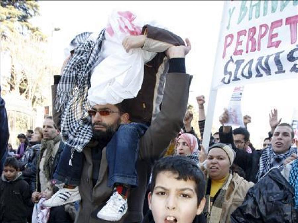 Muchos de los manifestantes estaban ataviados con el clásico pañuelo palestino.