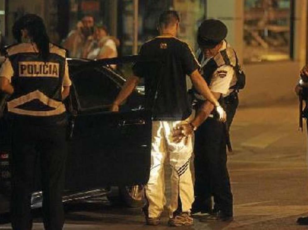 Agentes de la Policía Nacional y Local, durante un control conjunto de drogas y alcohol en Huesca.