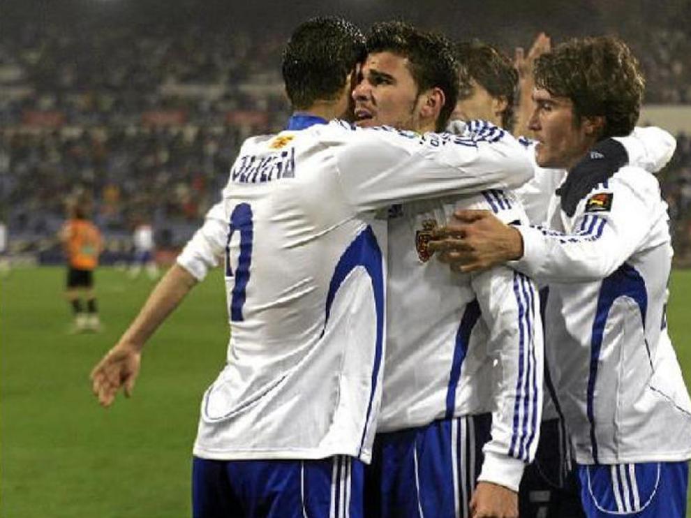 Los jugadores del Real Zaragoza celebran el gol de la victoria ante el Salamanca logrado por Braulio.