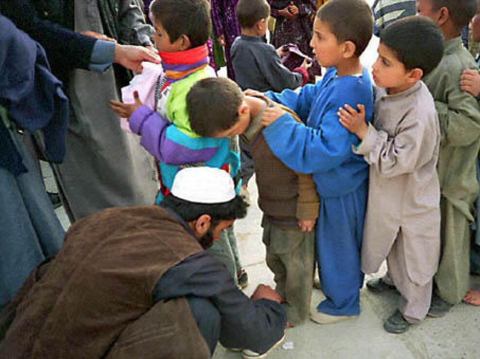 Niños huérfanos hacen fila en Kabul