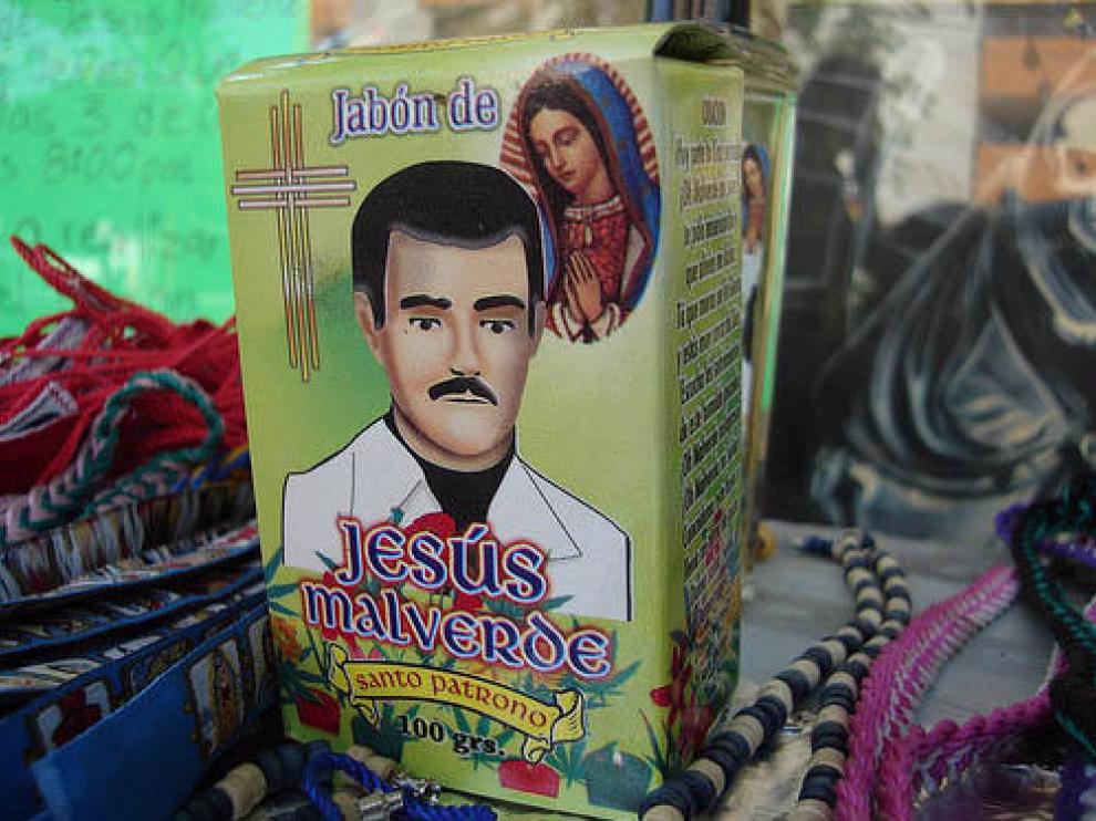 La imaginería en torno al santo es muy variada, como este jabón