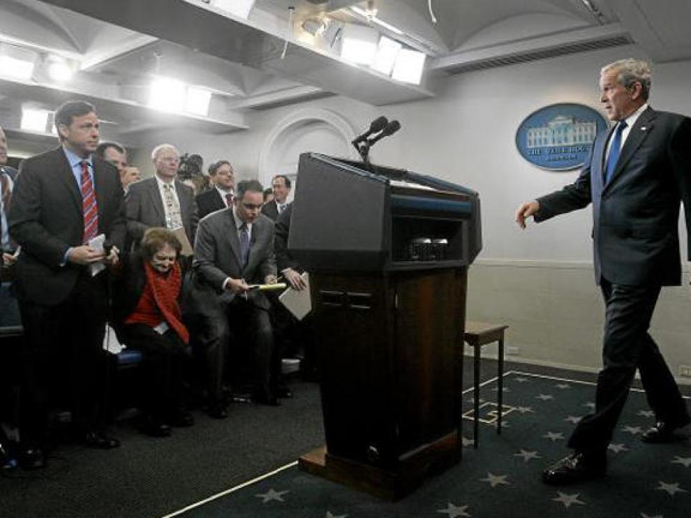 Los periodistas reciben a Bush, en la que fue su última rueda de prensa como presidente.