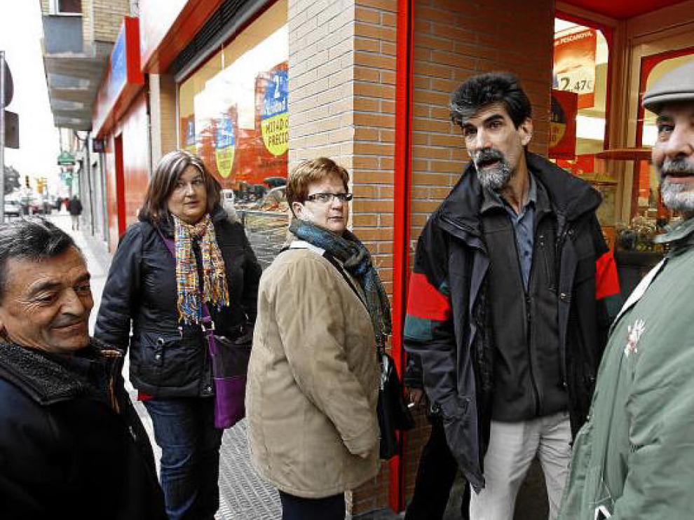 Miembros del comité de empresa, entrando ayer a la reunión con los representantes de Eroski en uno de sus centros de la capital.