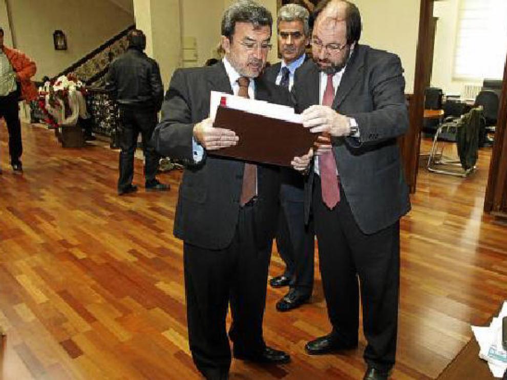 Imagen de archivo de Miguel Ferrer -izquierda- junto a Julio Esteban ante la mirada del portavoz del PAR.