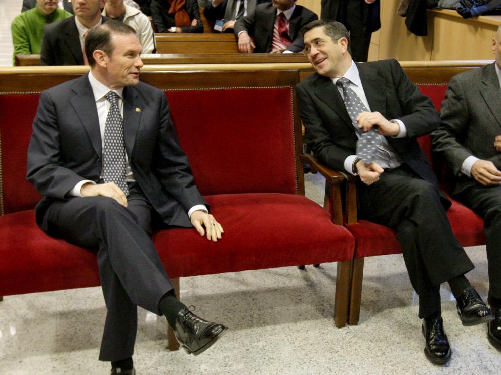 Juan José Ibarretxe dialoga con Patxi López