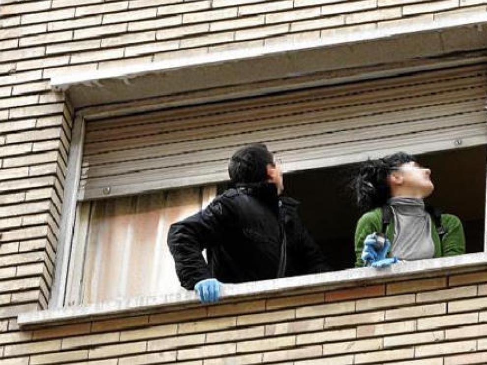 La Policía Científica estuvo buscando huellas en la ventana desde la que cayó la víctima