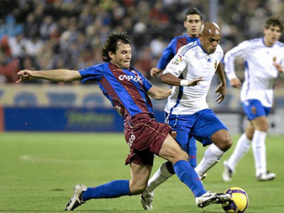 Juanjo Camacho intenta frenar el avance de Ewerthon, en el partido que Real Zaragoza y Huesca disputaron en La Romareda