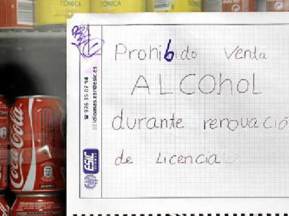 Cartel que exhibía ayer una de las tiendas de la calle de Conde de Aranda.