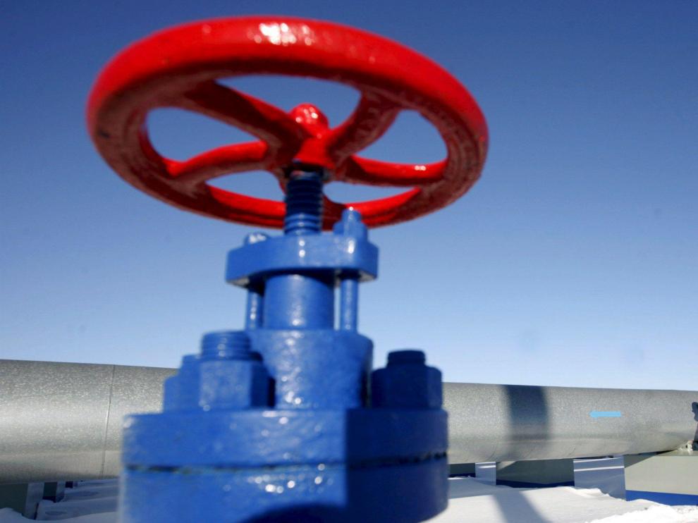 Un operario de Gazprom trabaja en la estación de Studzha