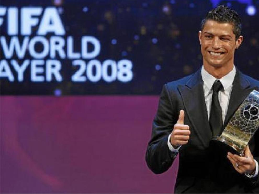 El portugués Cristiano Ronaldo, del Manchester United, con el trofeo del 'FIFA World Player'