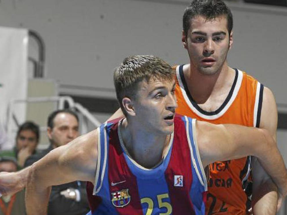 Andrija Zizic trata de cerrar el rebote en una jugada del Barcelona-Pamesa de la última Copa del Rey celebrada en Zaragoza.
