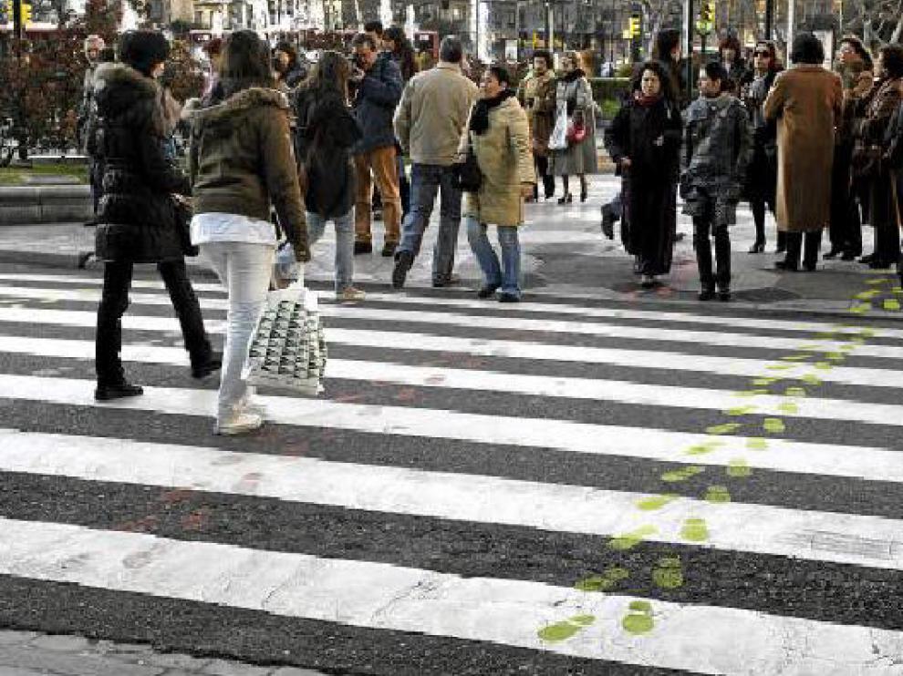 En el paseo de Constitución con plaza de Paraíso ya se han pintado huellas autoadhesivas.