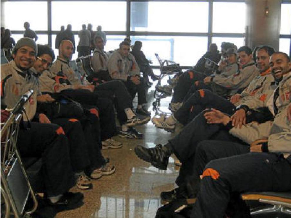 Los jugadores del CAI Teruel, en el aeropuerto de Barajas, antes de partir hacia Estambul.