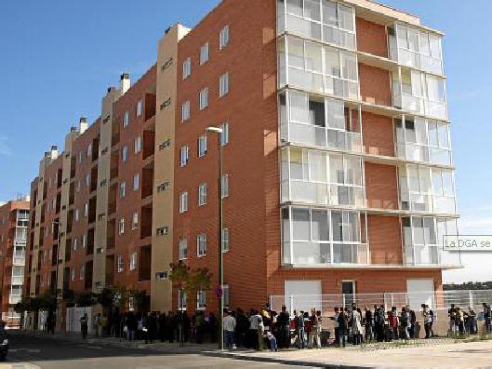Filas para conseguir una vivienda de VPO en una imagen de archivo.