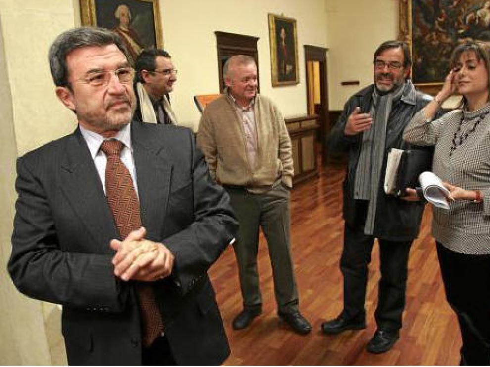 Ferrer, en primer término, con Simón, Martín y Buj -de izquierda a derecha-, portavoces de PSOE, CHA y PP.
