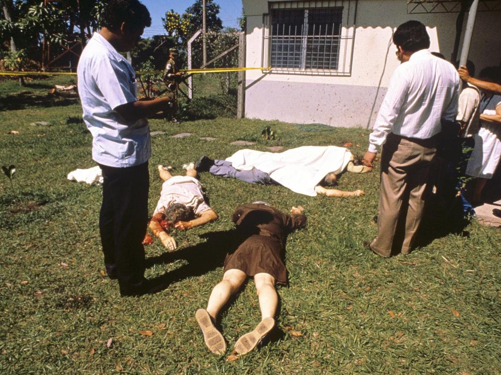 Fotografía de archivo de los cuerpos de varios de los asesinados