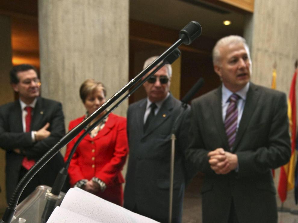 El delegado territorial de la ONCE en Aragón entregó al presidente de las Cortes uno de los ejemplares