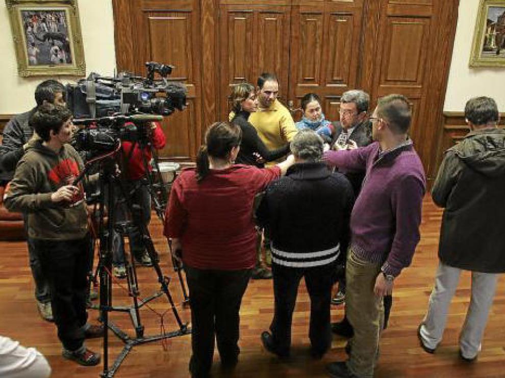 Ferrer explica a los medios de comunicación su postura sobre la crisis del equipo de gobierno PAR-PSOE.