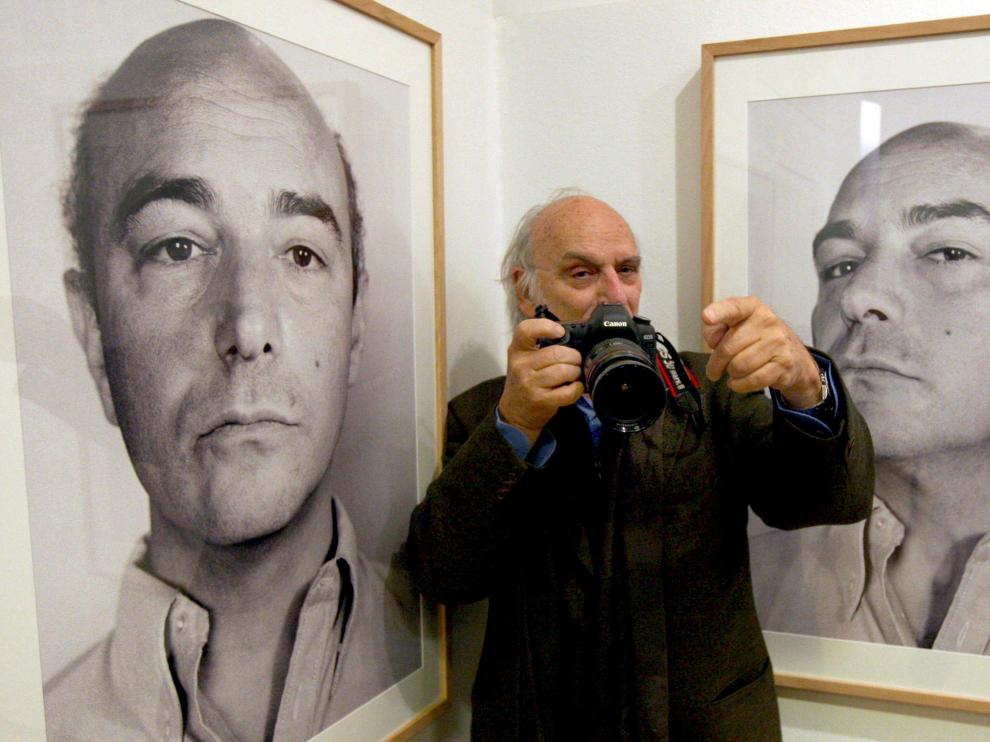 El cineasta Carlos Saura, junto a dos de las fotos de su hermano