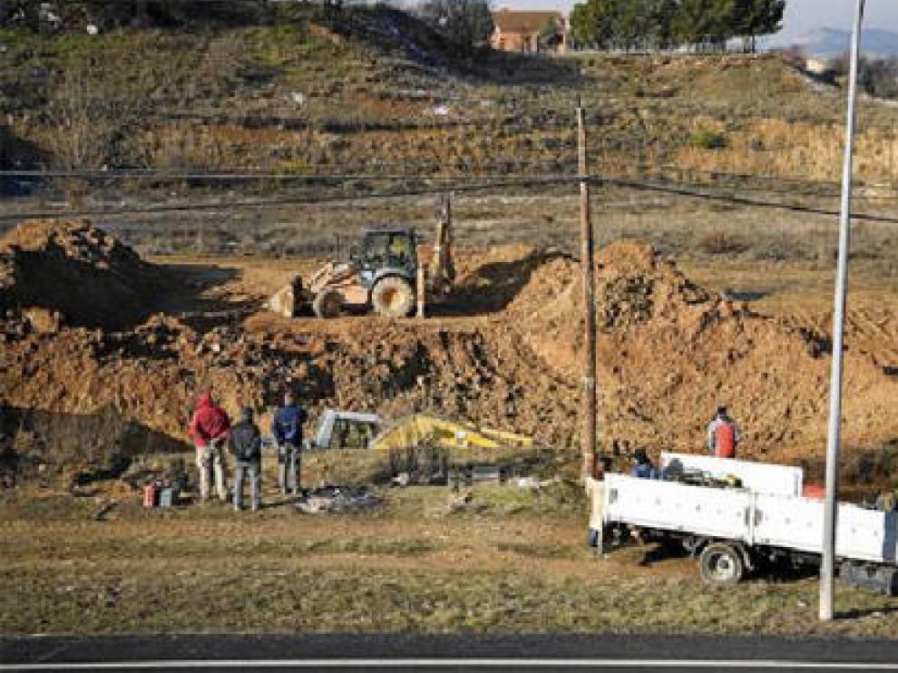 Varios operarios trabajan en la reparación de la avería que dejó sin agua a la ciudad.