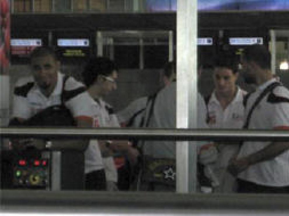 La expedición naranja factura el equipaje en el aeropuerto de Atatürk, antes de coger el avión rumbo a Barcelona.