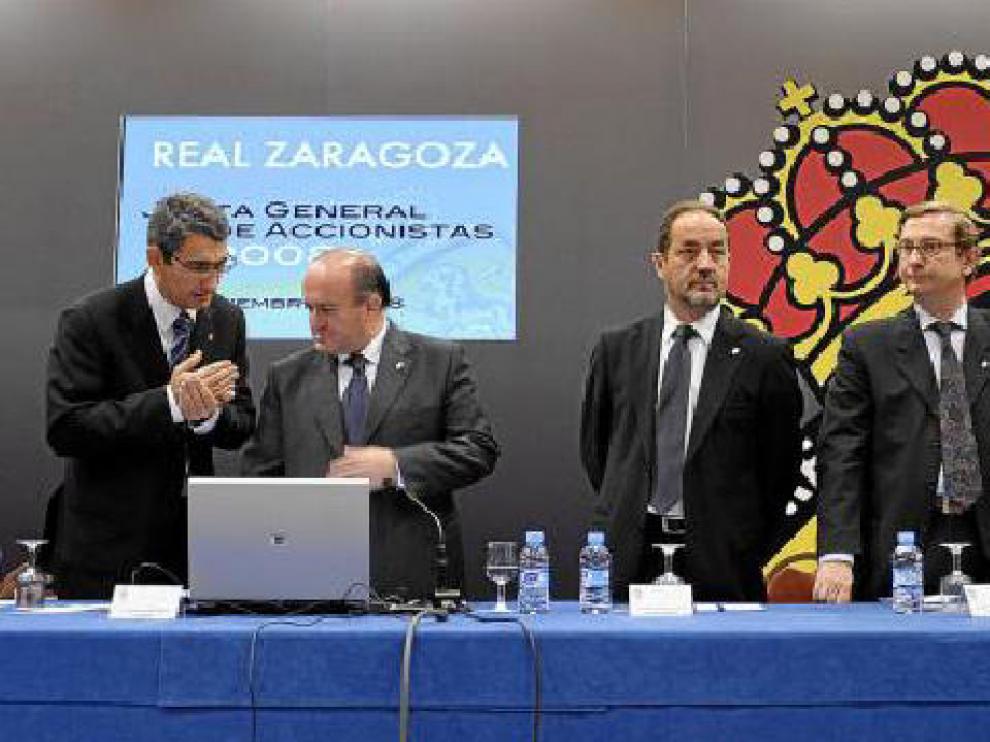 Los consejeros del Real Zaragoza durante la última junta de accionistas.
