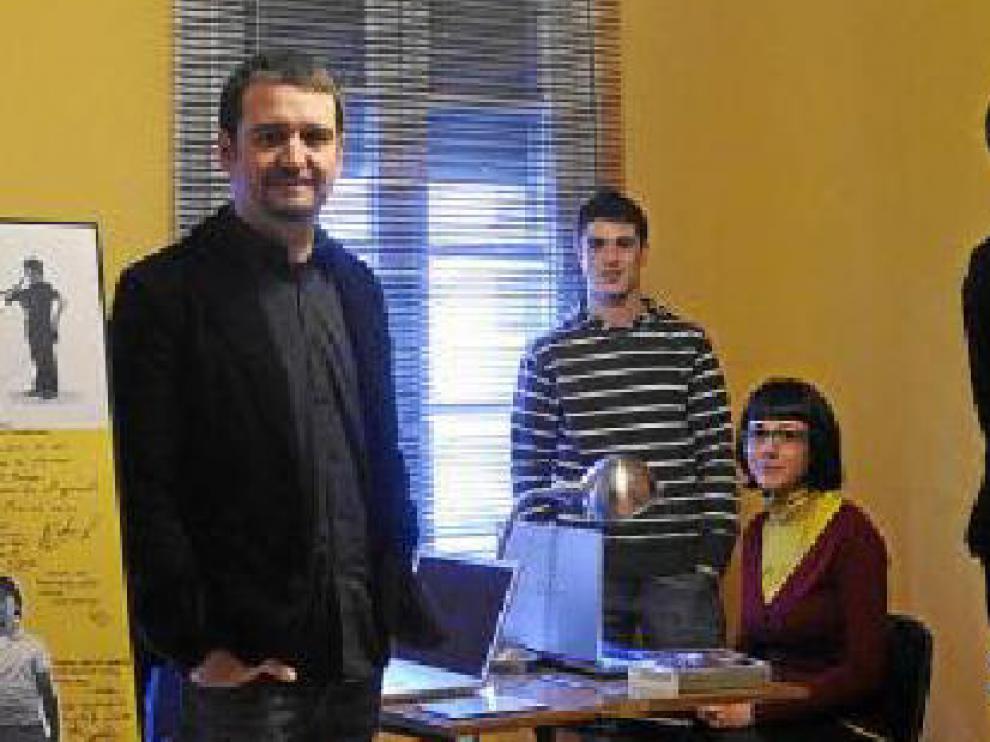 José Ángel Delgado y su equipo en la productora Cosmos Fan.