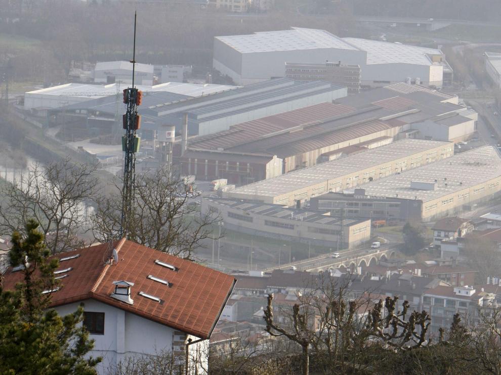 Agentes de la Ertzaintza trabajan en la zona