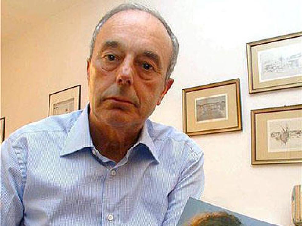 El padre de Eluana Englaro con una foto de su hija