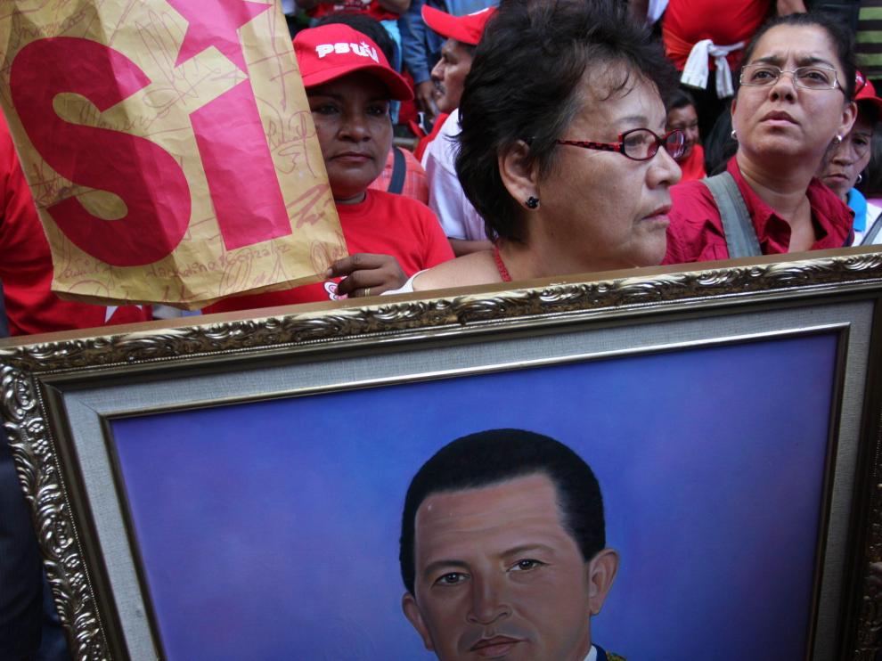 Una simpatizante del líder venezolano con una imagen suya
