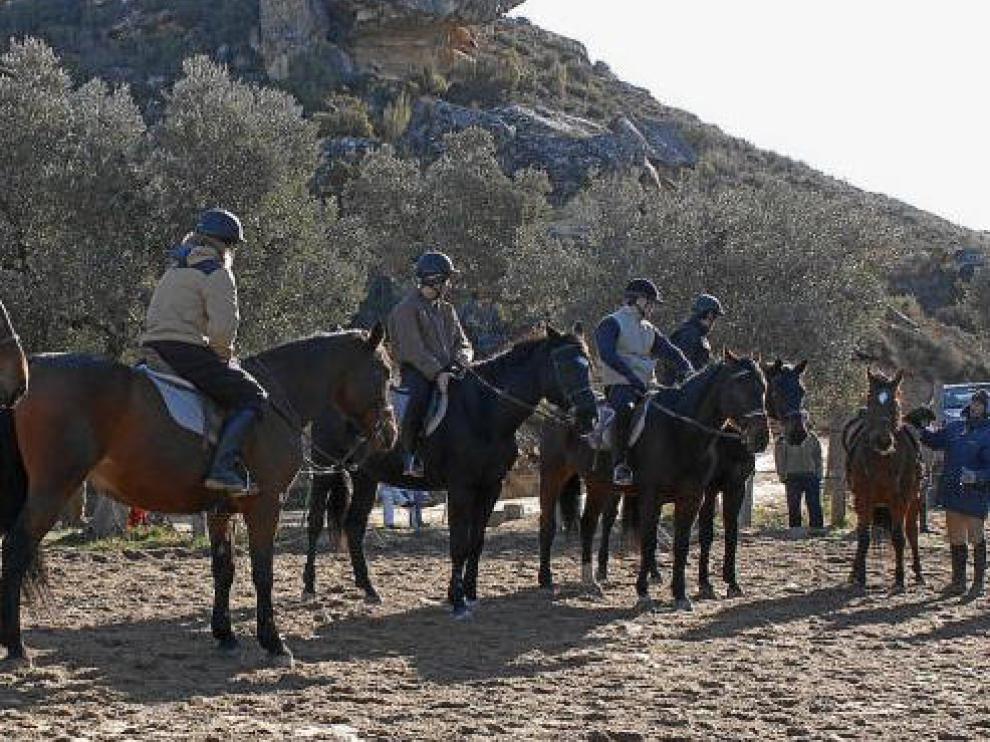 Alumnos del IES Mar de Aragón, de Caspe, durante una clase de Equitación con el profesor Mauricio Silva.