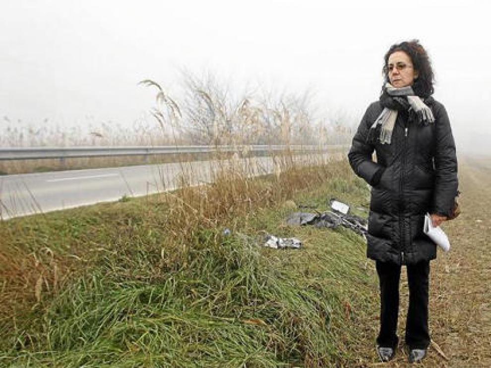 Fabiola Ferrer, delante del punto exacto en el que su hijo perdió la vida, donde todavía quedan restos del vehículo siniestrado