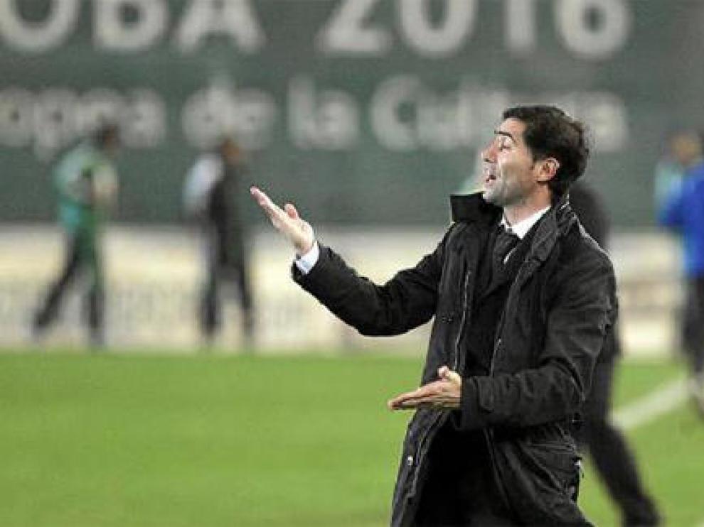 Marcelino da órdenes de forma expresiva