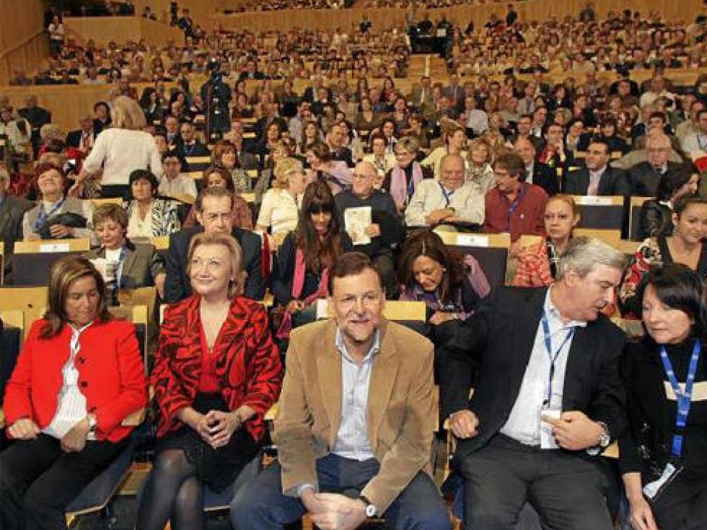 En primera fila, Mato, Rudi, Rajoy, Alcalde y Plantagenet en el último congreso del PP-Aragón