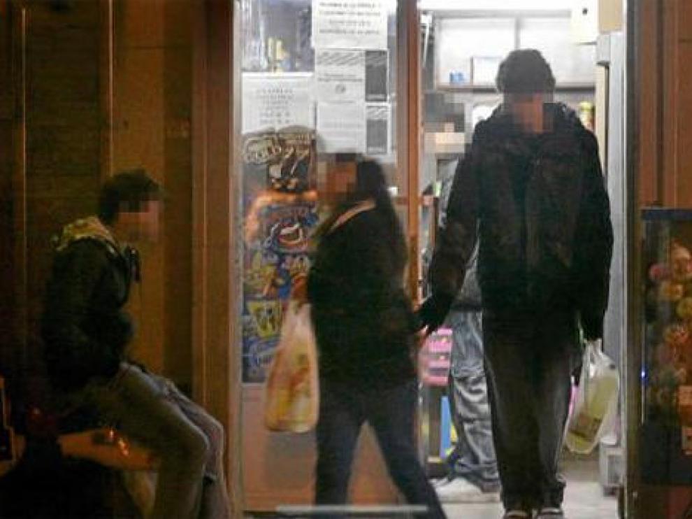 Varios menores salen con sus botellas de una tienda de la plaza de San Francisco