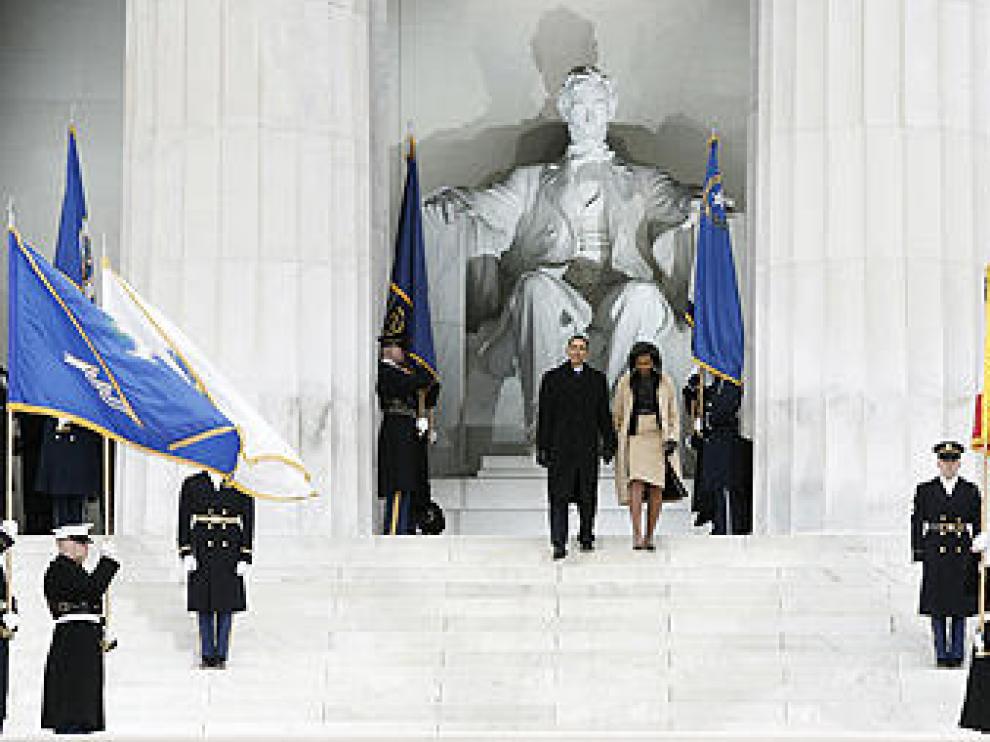 Obama y su esposa ante el monumento a Lincoln