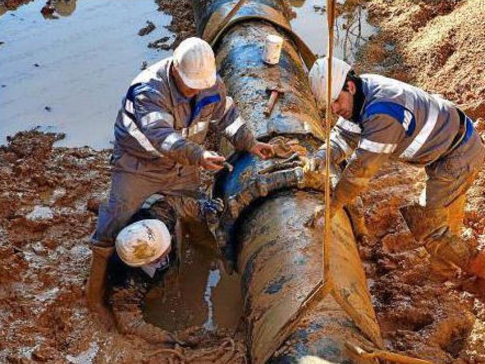 Un grupo de operarios trabajaba ayer en la renovación de la tubería afectada