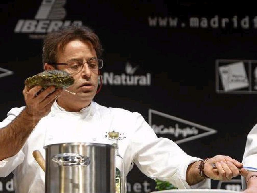 Paco Ron, del restaurante Viavélez de Madrid, en una demostración durante la jornada inaugural de Madrid Fusión