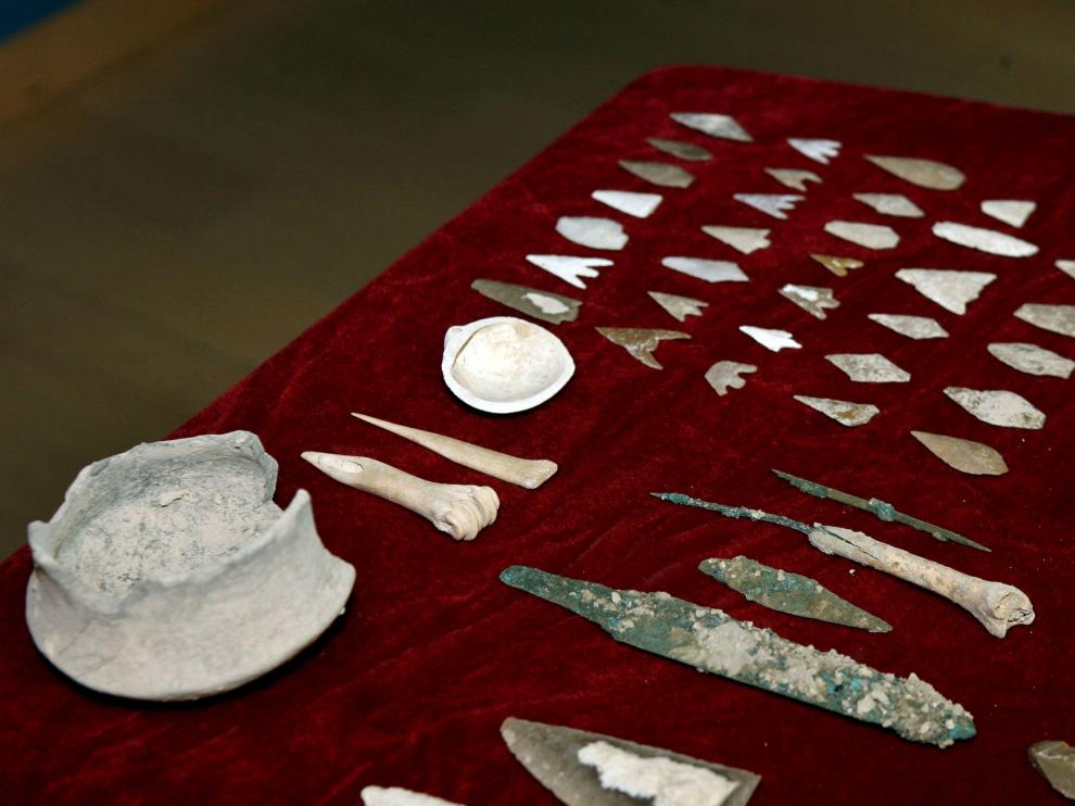 Cuchillos de sílex, puntas de flecha, punzones, etc, encontrados en el enterramiento prehistórico