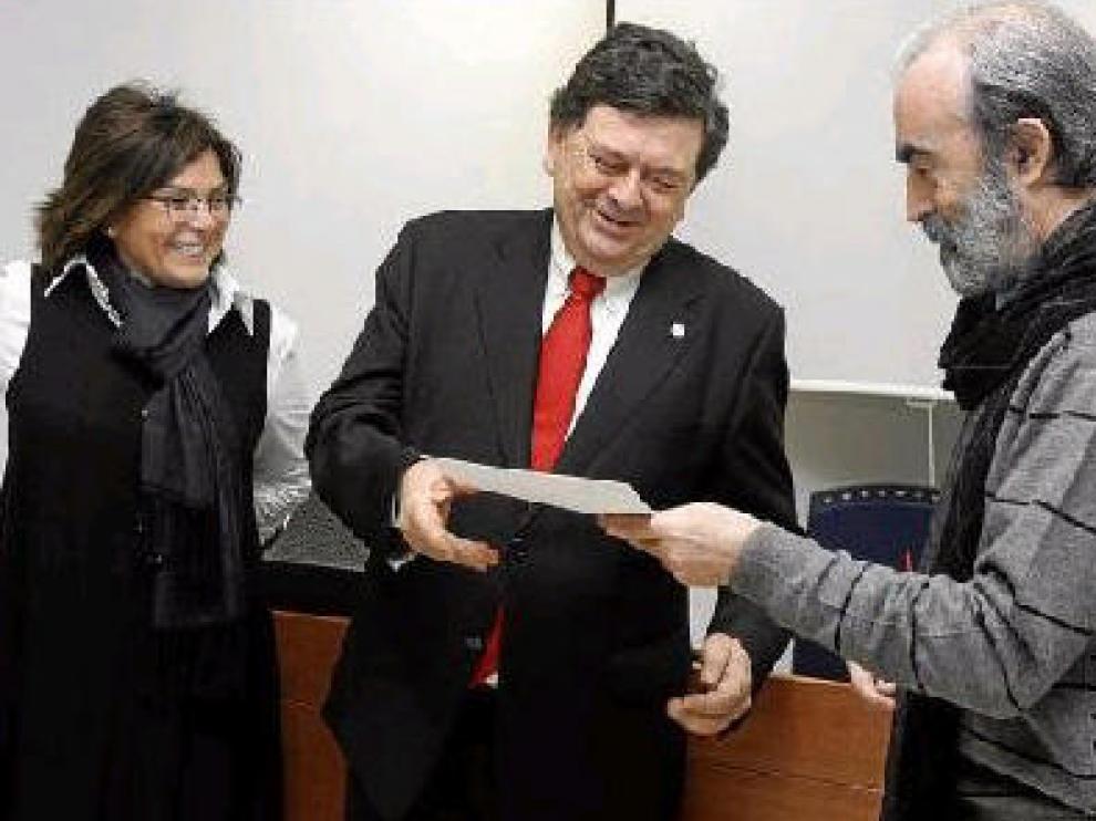 Fernando Elboj coincidió con el rector, al que entregó las alegaciones en presencia de Pilar Bolea